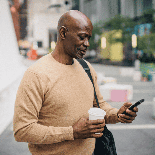Uma pessoa em pé usando um telefone celular