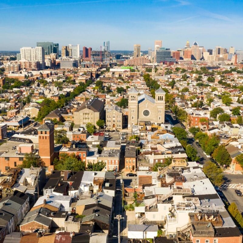 Vista aérea de casas e bairros da cidade de Baltimore.