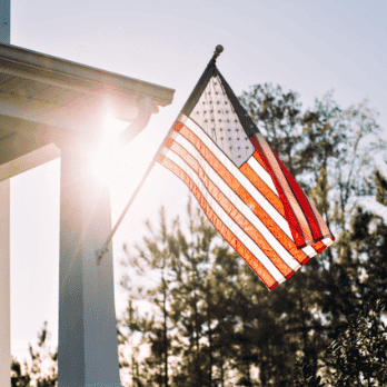Bandeira americana anexada a uma casa