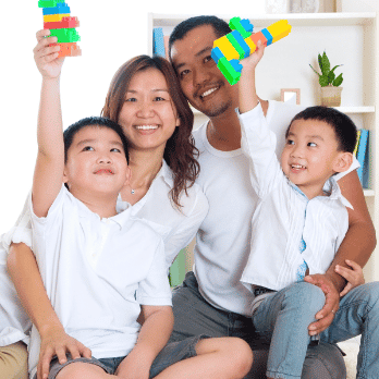 Uma família com 2 filhos sorrindo