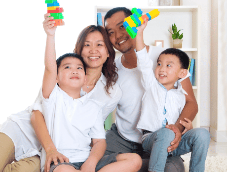 Uma família com 2 filhos sorrindo