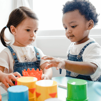 Duas crianças brincando com brinquedos