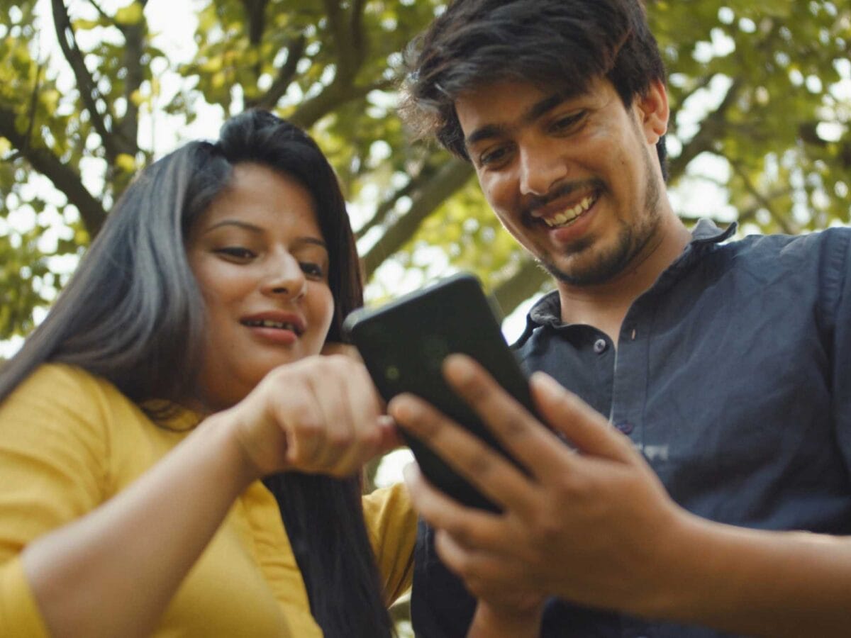 Casal pede ajuda por telefone em parque