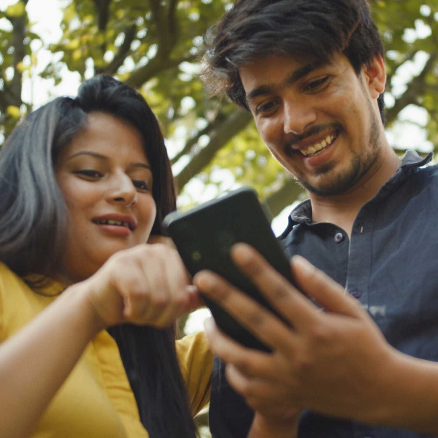 Casal pede ajuda por telefone em parque