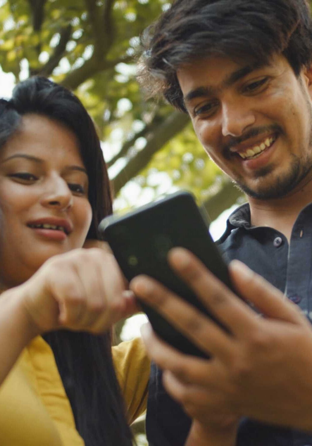 Casal pede ajuda por telefone em parque