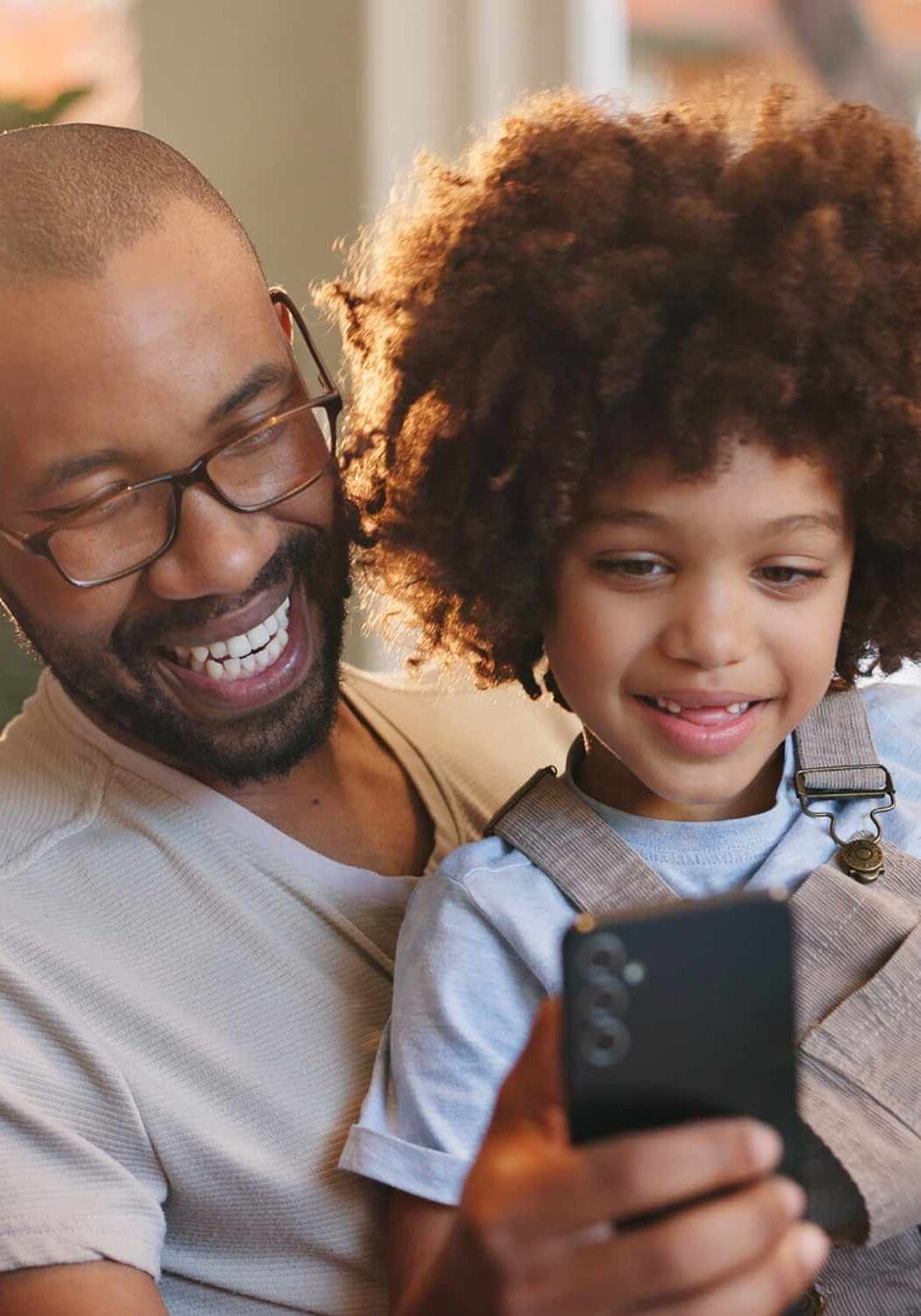 Pai ao telefone com criança