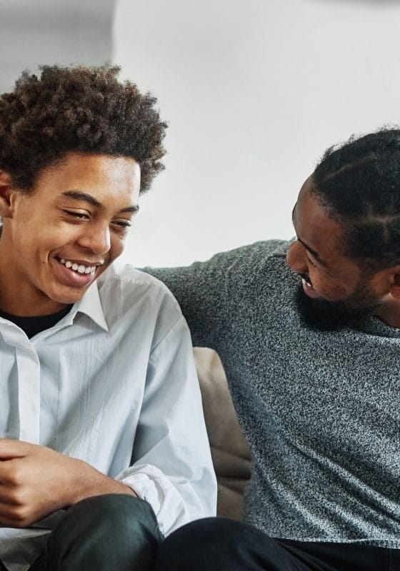 Pai conversando e apoiando seu filho adolescente