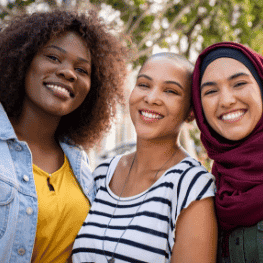 Um grupo de pessoas sorrindo para a câmera