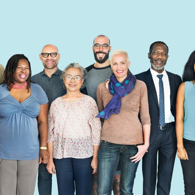 Grupo diversificado de membros da comunidade