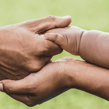 Uma família abraçando as mãos