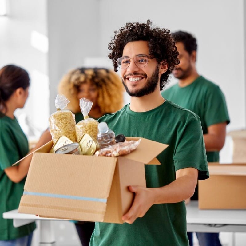 Homem distribuindo caixa de comida