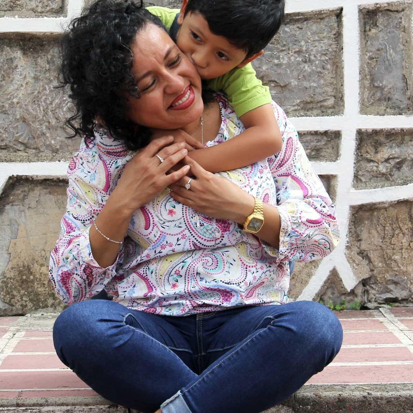 Mãe e filho hispânicos