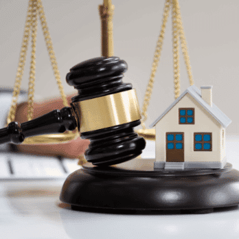 Gavel legal com um modelo de plástico de uma casa ao lado