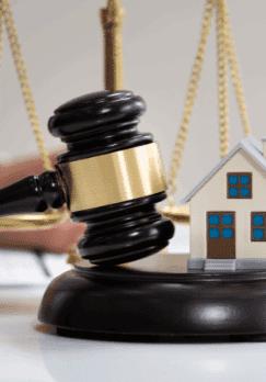 Gavel legal com um modelo de plástico de uma casa ao lado