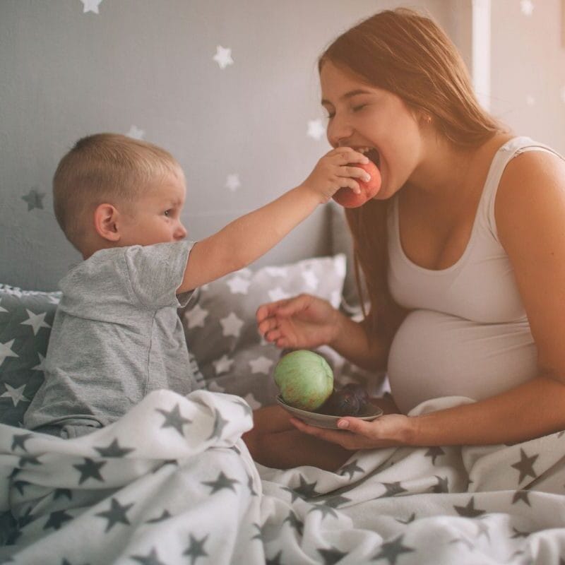 Criança alimentando sua mãe com comida saudável