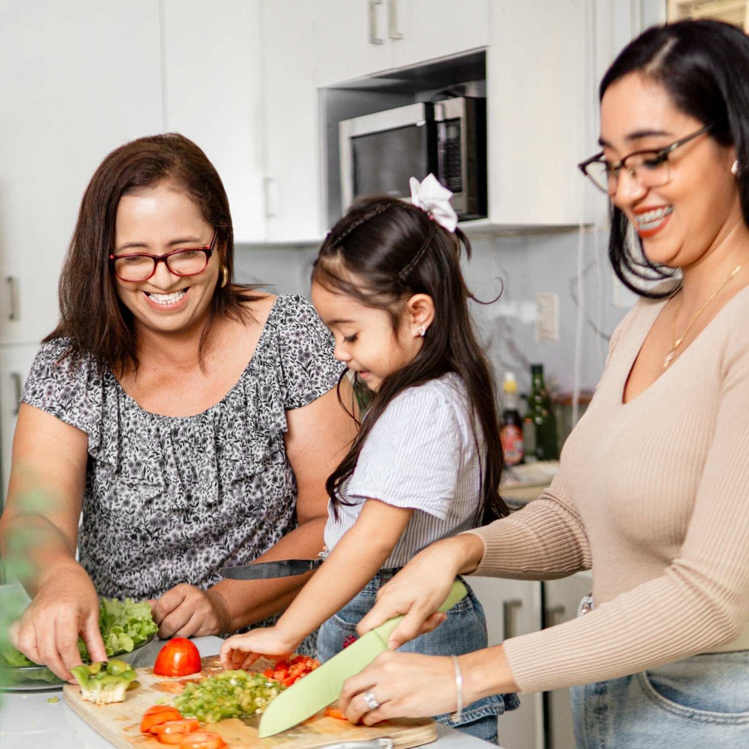 Família latina preparando o jantar