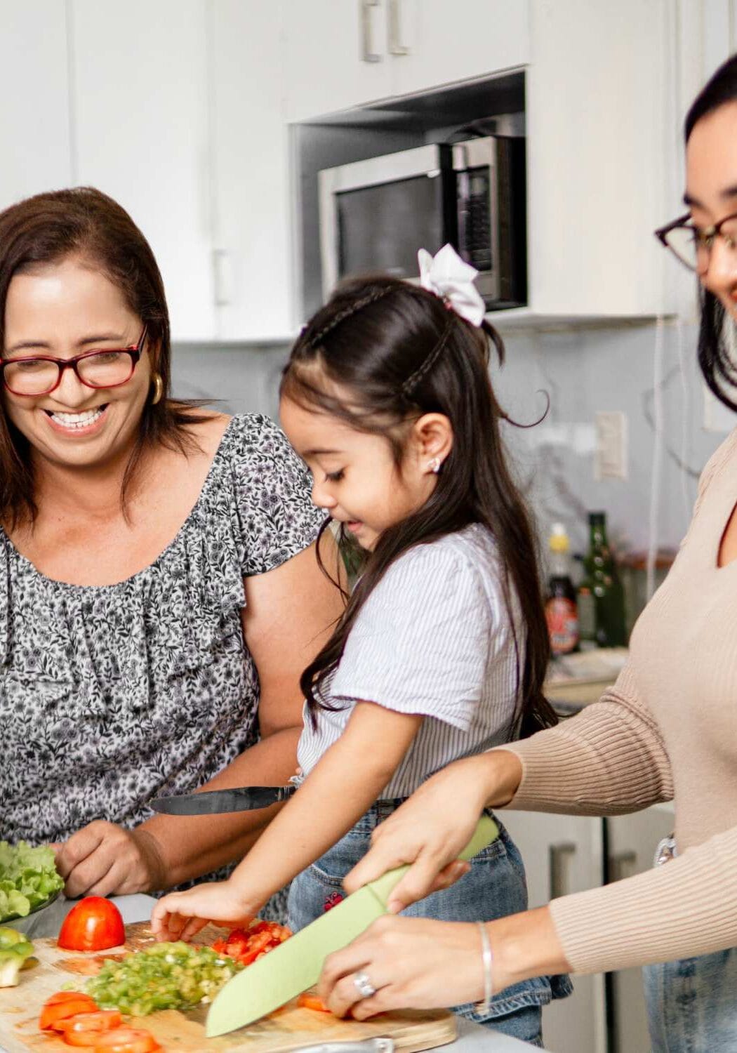 Família latina preparando o jantar