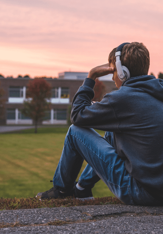Adolescente solitário sozinho na escola