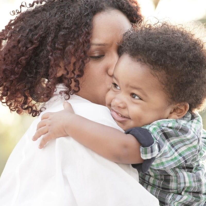 Mãe amorosa abraçando o filho