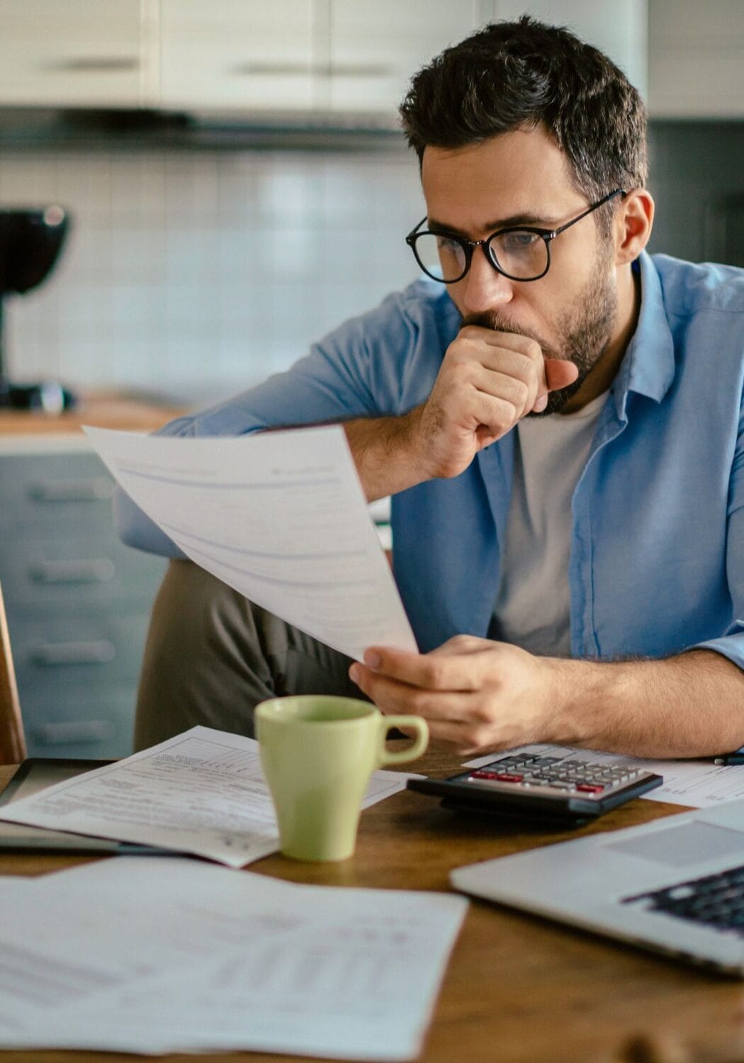 Homem olhando contas tentando descobrir como obter ajuda