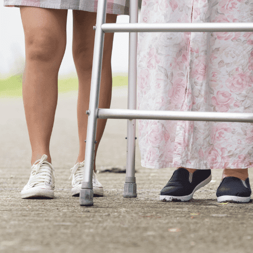 Os pés de uma mulher mais velha e uma mulher mais jovem caminhando juntos