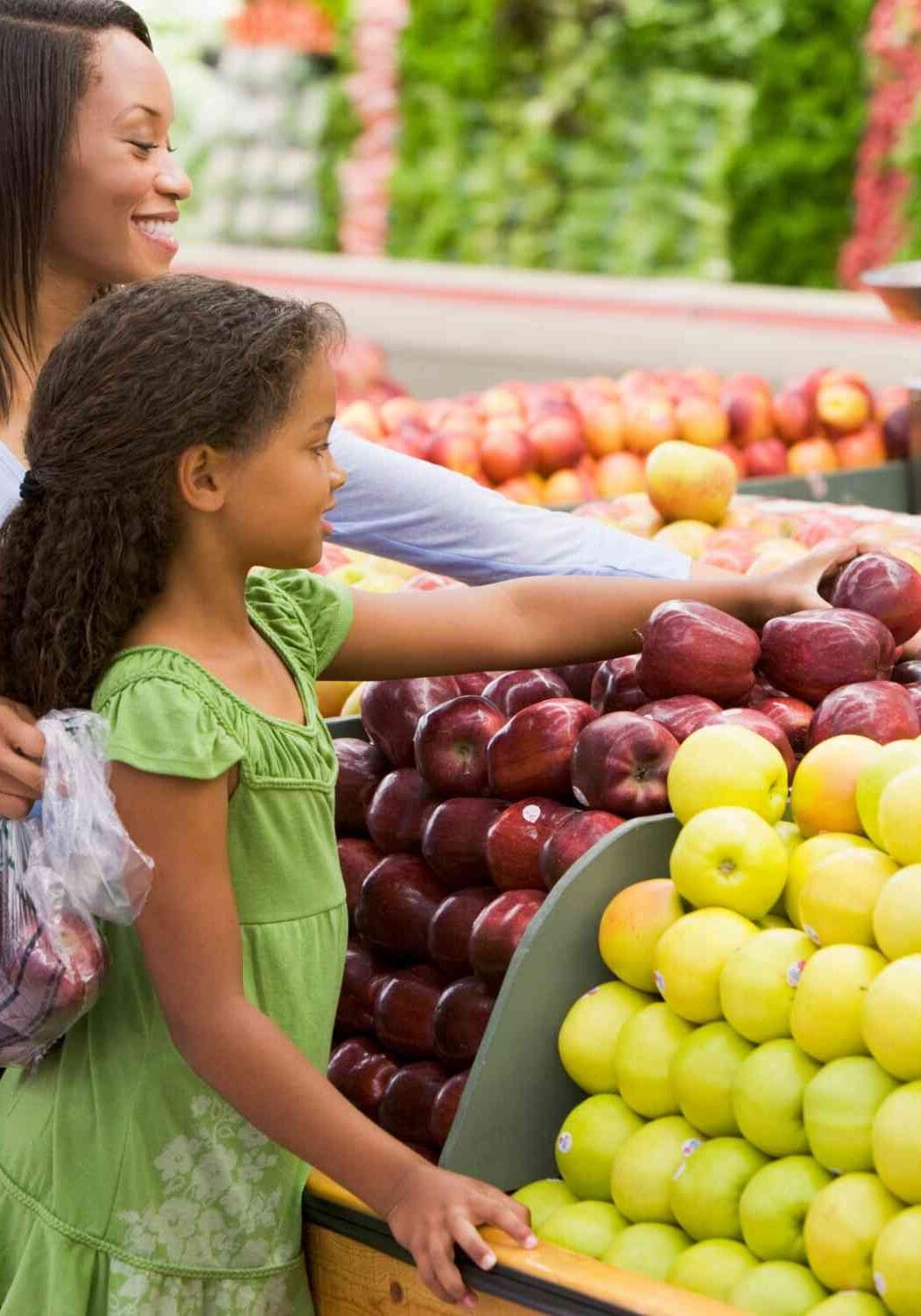 Mãe e filha fazem compras no supermercado.