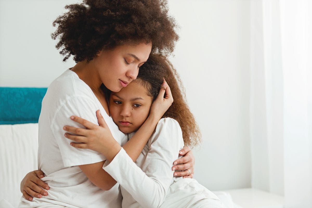 Mãe consolando filha