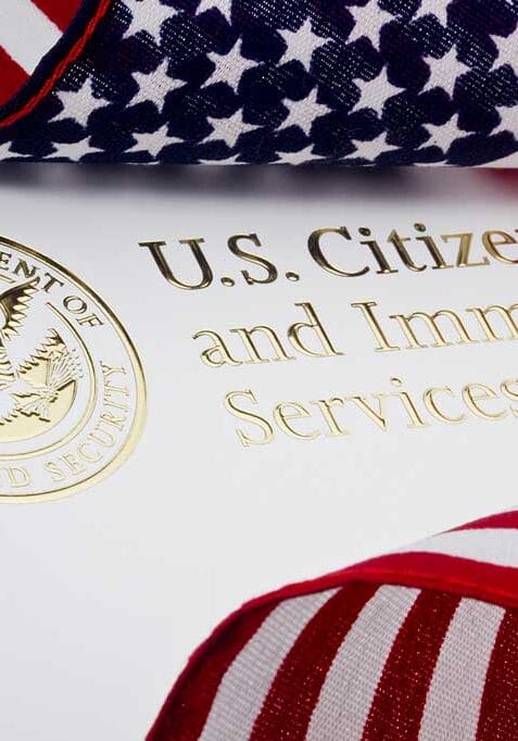 Serviços de Cidadania e Imigração dos EUA e bandeira americana