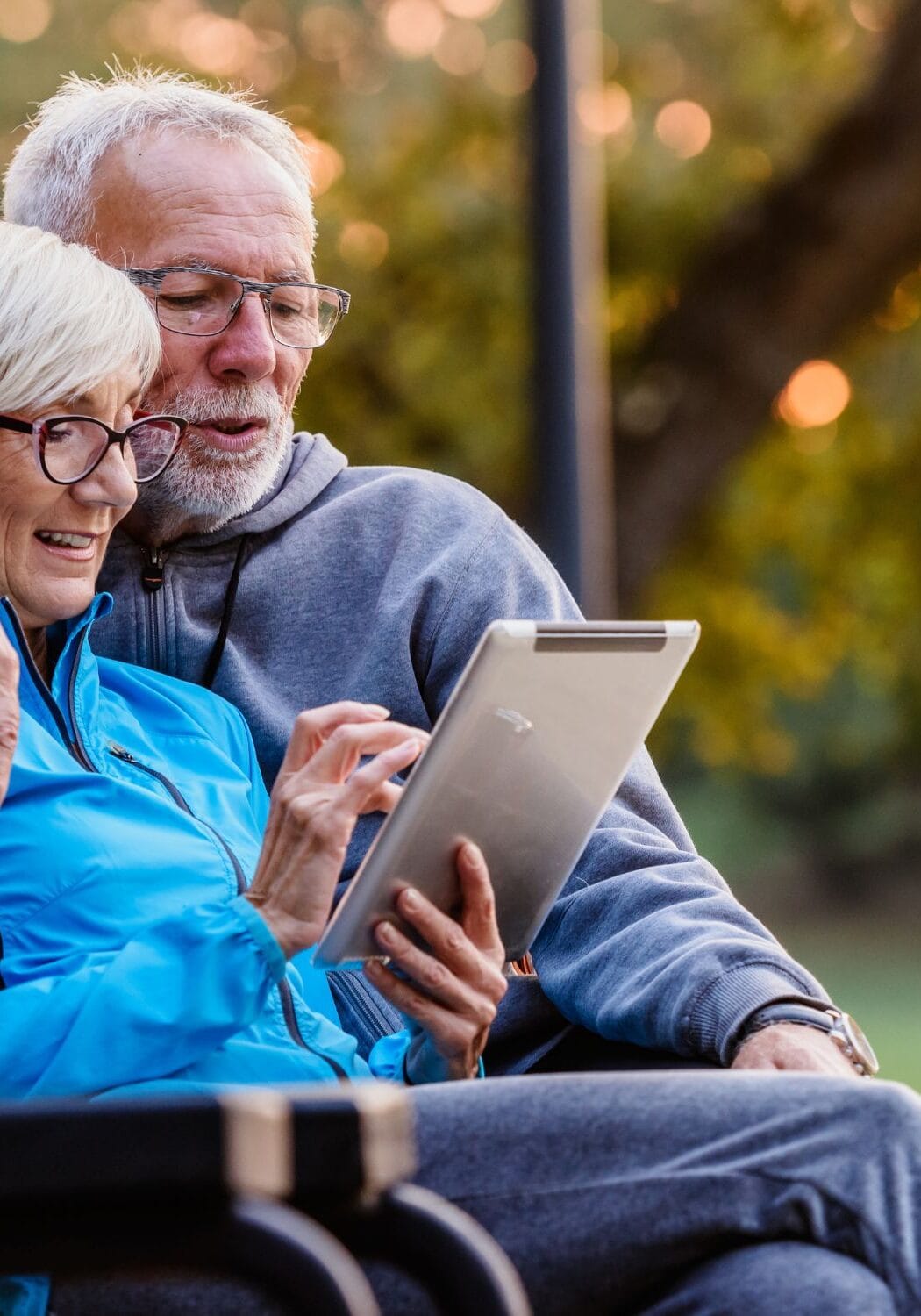Casal de idosos analisando opções do Medicare em um tablet