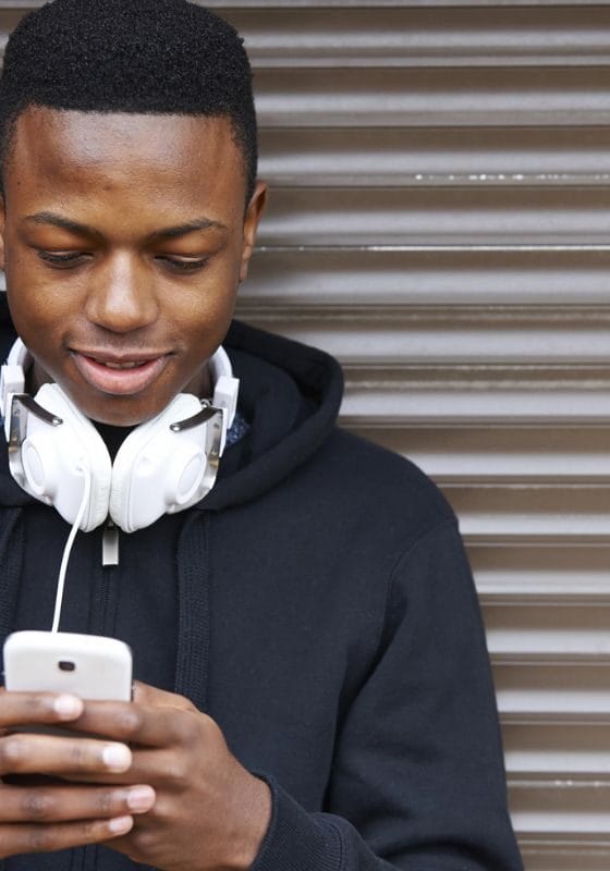 Adolescentes enviando mensagens de texto