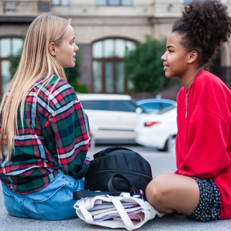 Adolescentes conversando e apoiando sua saúde mental com sua amizade