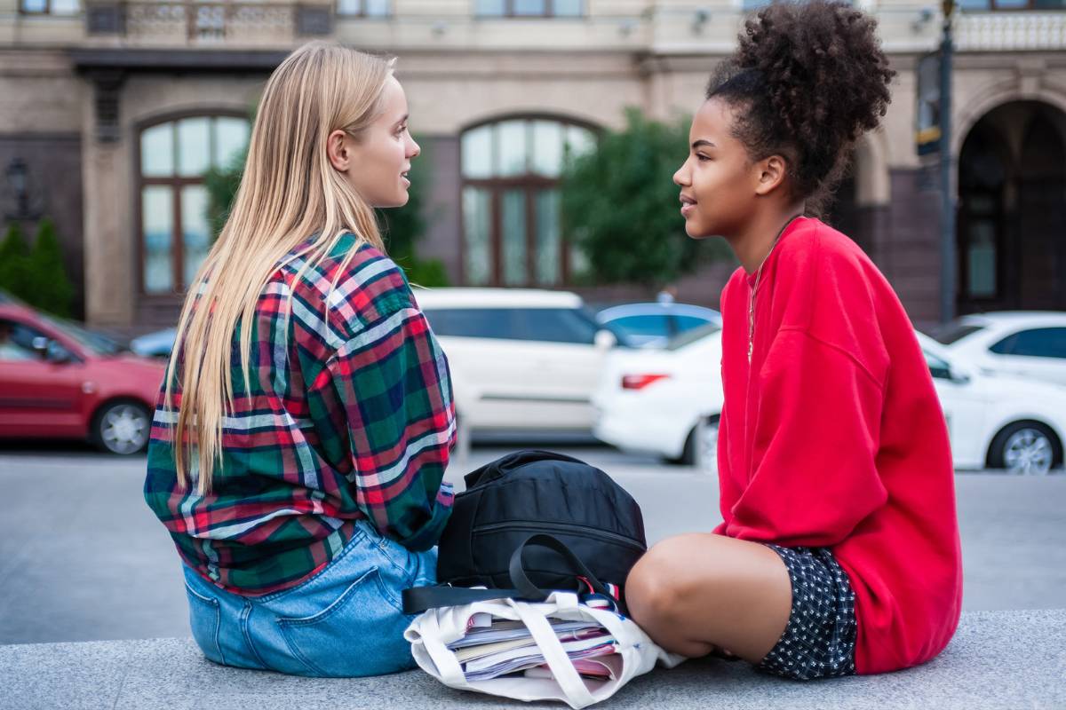 Adolescentes conversando e apoiando sua saúde mental com sua amizade
