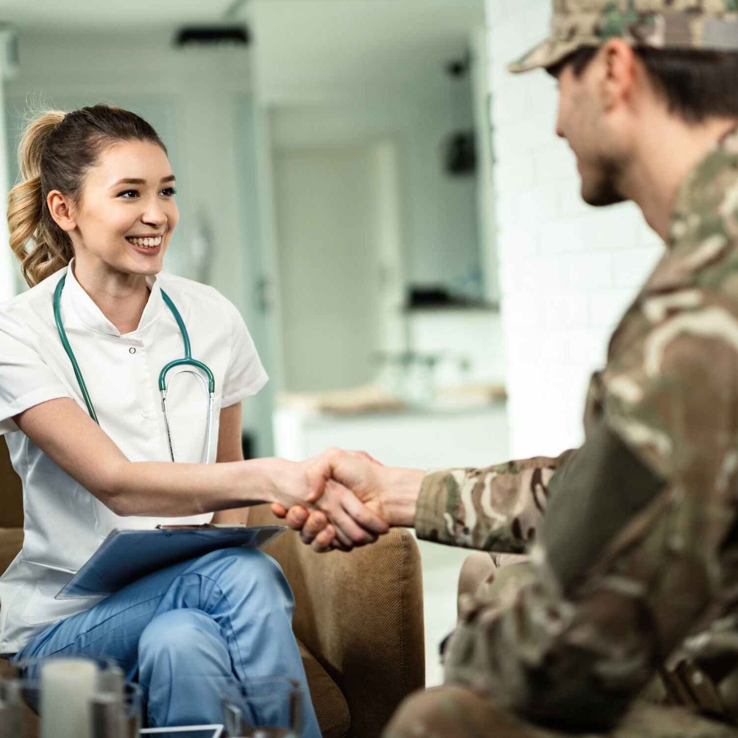 Veterano recebendo assistência médica