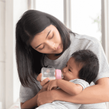 Mãe alimentando um bebê recém-nascido
