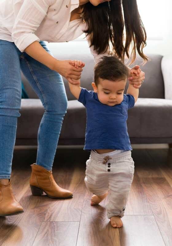 bebê dando seus primeiros passos