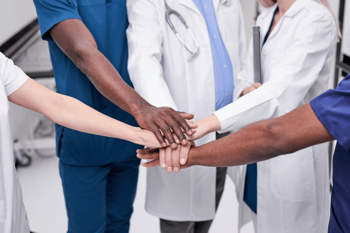 médico se junta para coordenação de cuidados