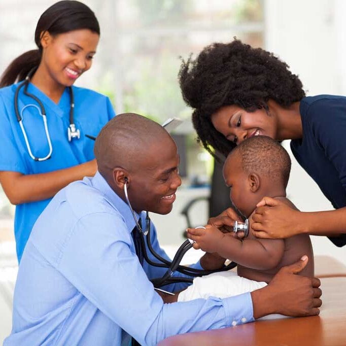 médico com criança pequena prestando cuidados de saúde