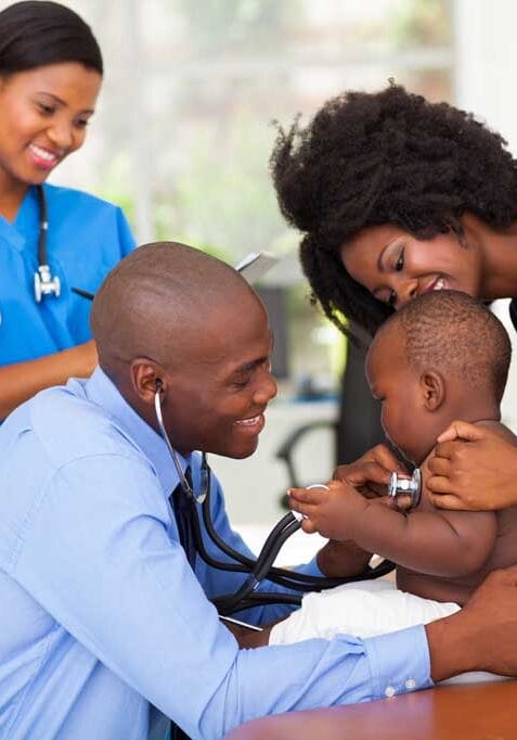 médico com criança pequena prestando cuidados de saúde