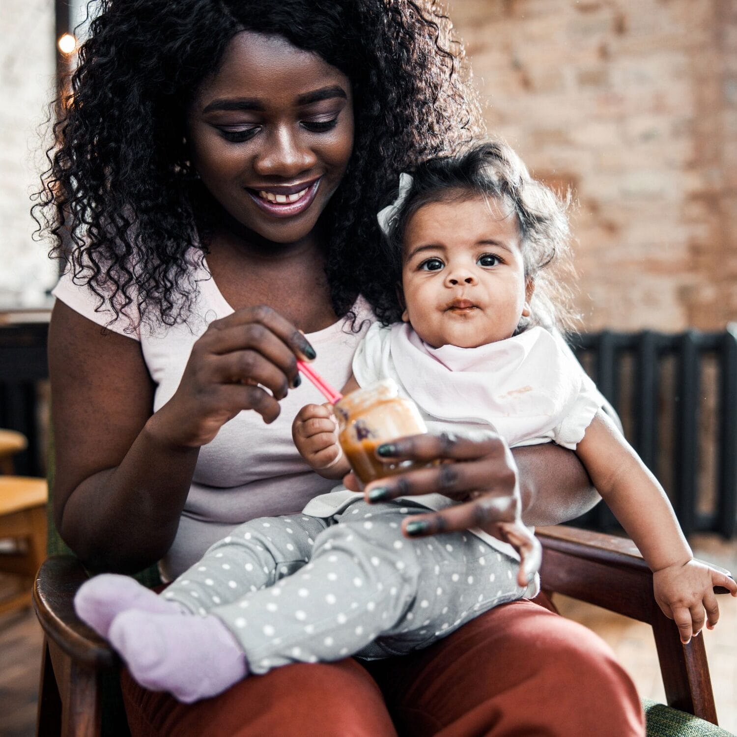 alimentar um bebê com comida de bebê