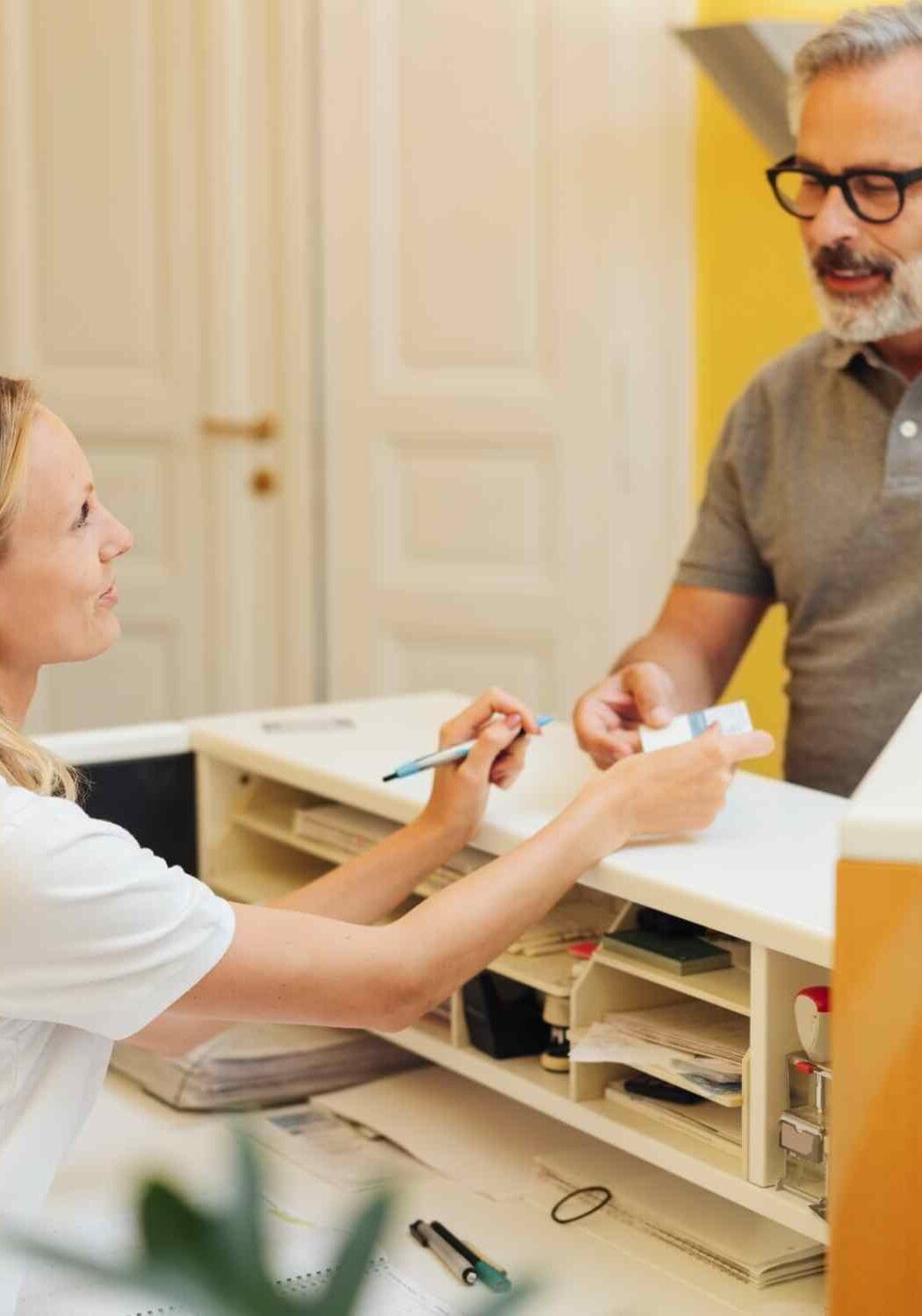 paciente pagando pelos serviços de saúde