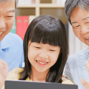 família de parentesco navegando em um computador