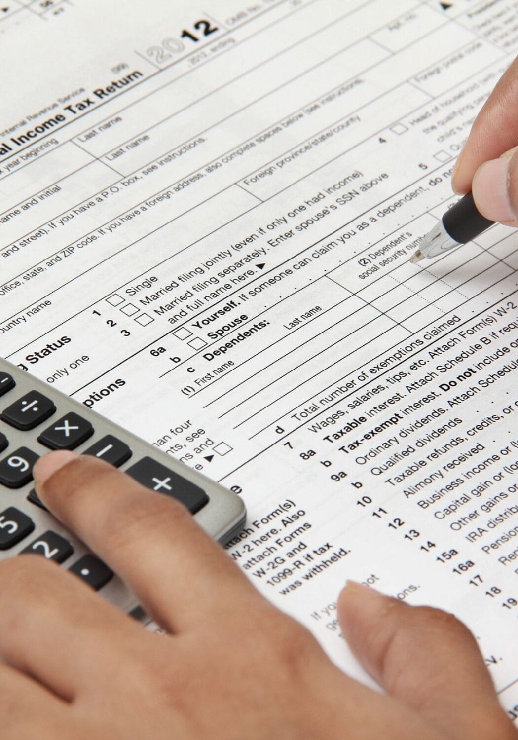 pessoa que faz impostos, preenchendo o formulário 1040