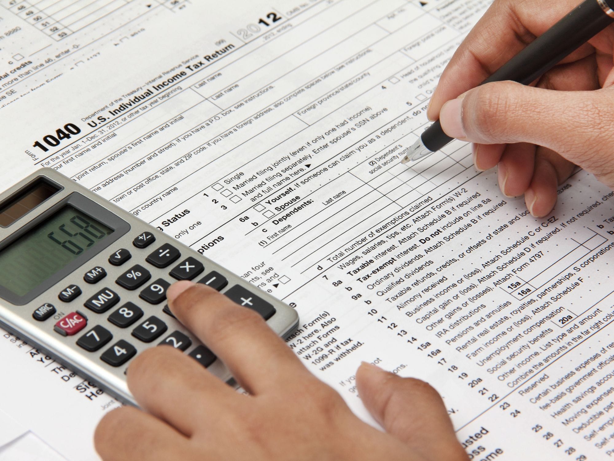 pessoa que faz impostos, preenchendo o formulário 1040