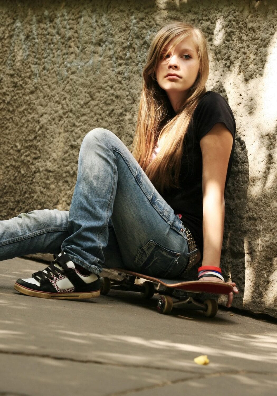 skatista adolescente pensando