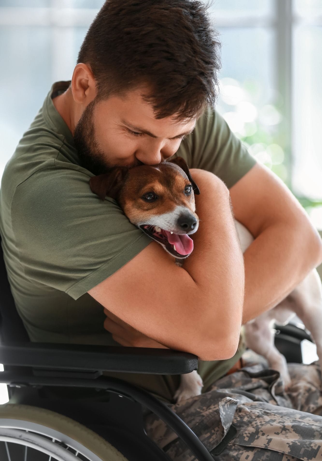 veterano abraçando um cachorro