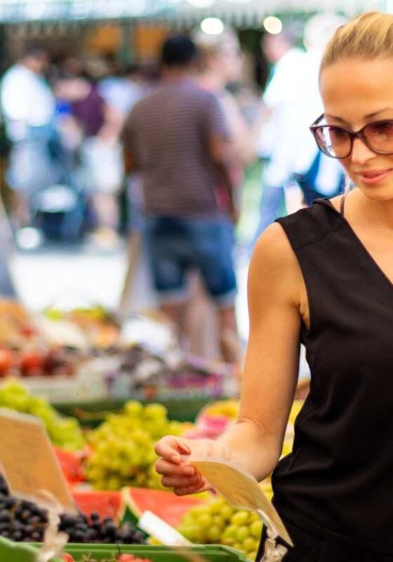 mulher fazendo compras no mercado dos fazendeiros