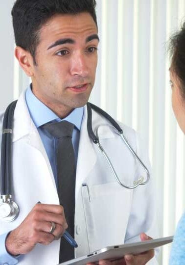 mulher conversando com seu médico